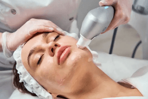 Tratamento facial com tecnologia a laser sendo realizado em paciente