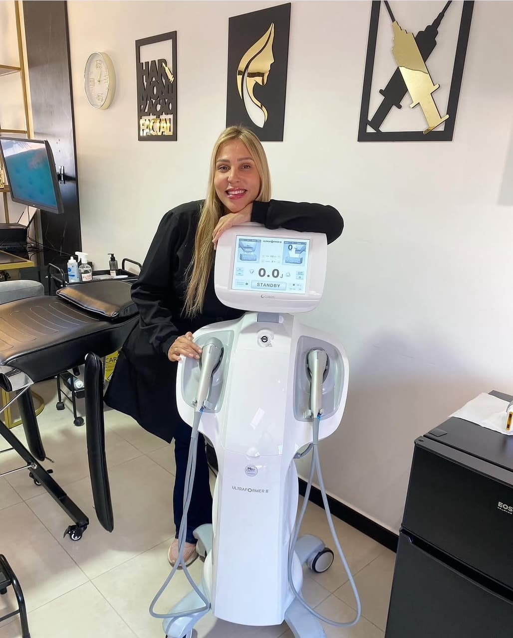 Dra. Daniele Monteagudo com equipamento Ultraformer III
